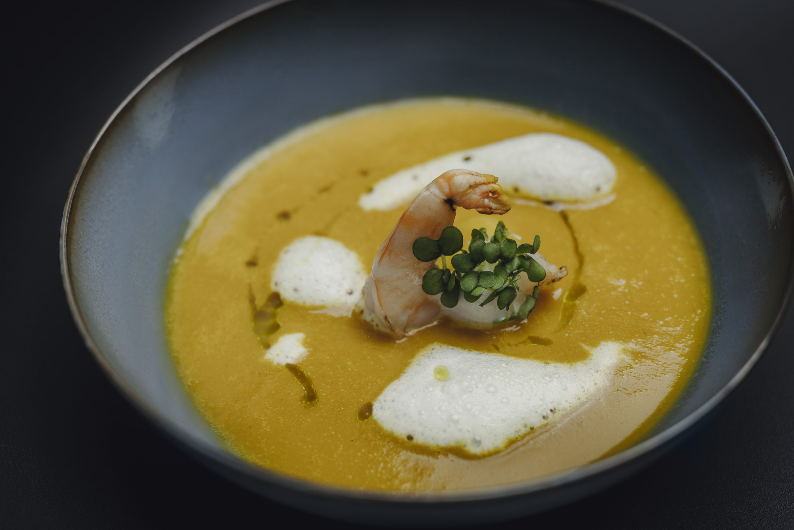 Mango Curry Suppe mit Chilli Garnele und Kokosschaum